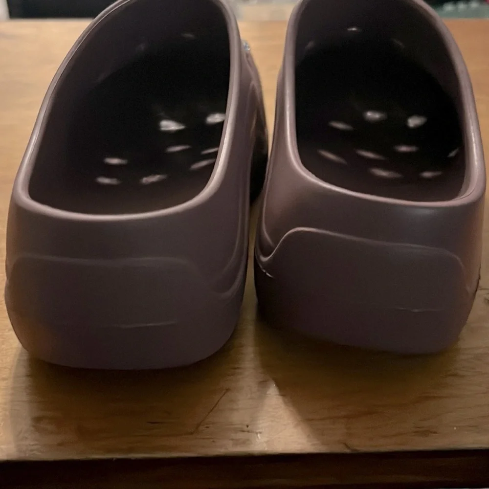 NWOT SCUFF MAUVE - SM REBOOTED